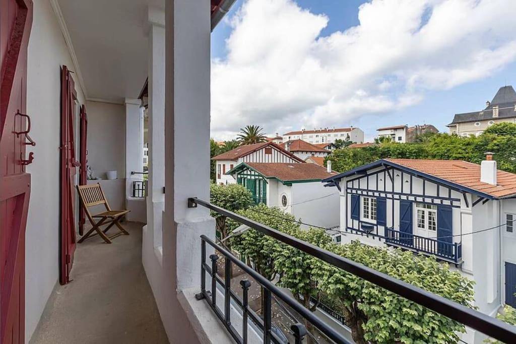 Exceptionnel 3 Pieces Art Deco En Dernier Etage Avec Garage Prive Centre Biarritz Exterior foto