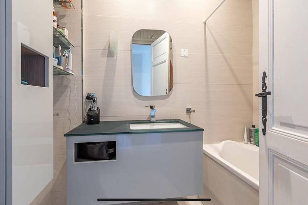 Exceptionnel 3 Pieces Art Deco En Dernier Etage Avec Garage Prive Centre Biarritz Exterior foto
